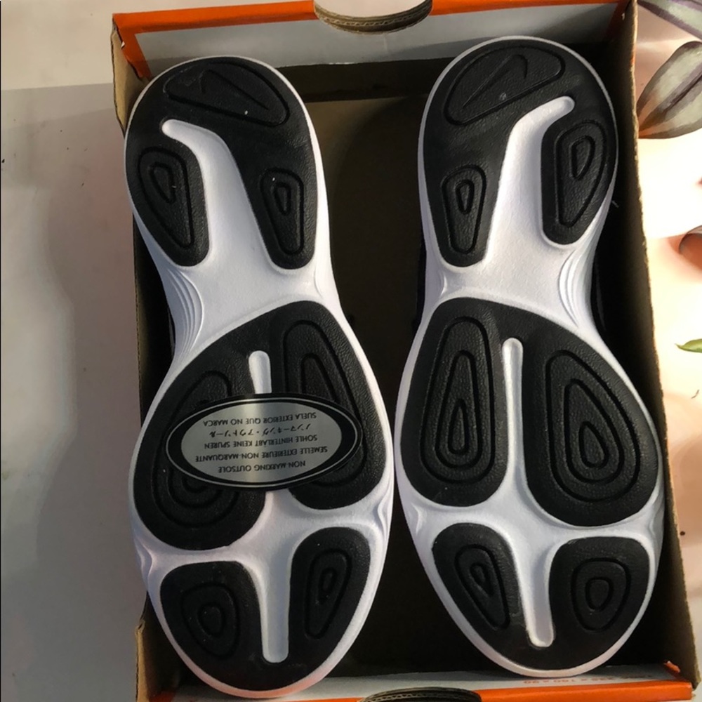 Nike Revolutions - Picture 3 of 5